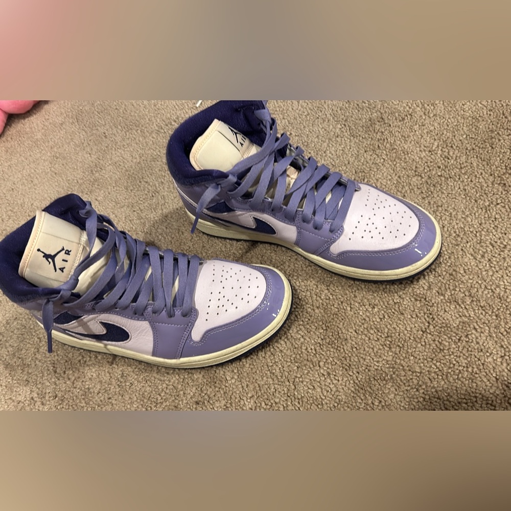 Air Jordan shoes. Lightly worn. Like new.